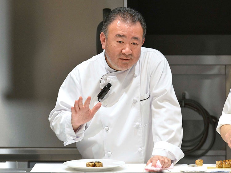 『WORLD EDITION「フロンティア・サミット」』Program 2：料理デモンストレーション＆試食［鴨のフォアグラと豚足のコンフィのブーダン風 トリフとごぼうのソース］